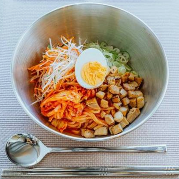 しっとり鶏むね肉のせビビン麺